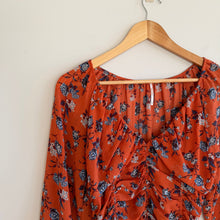 Load image into Gallery viewer, Free People Final Rose Print V-Neck Ruched Smocked Cropped Blouse Orange XS
