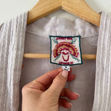 Load image into Gallery viewer, Johnny Was Vienna Linen Embroidered Floral 3/4 Sleeve Kimono Gray M
