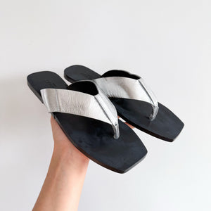 Kindred Label Hannah Thong Strap Foldable Sandals Silver 40/10