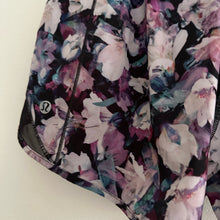 Load image into Gallery viewer, Lululemon Hotty Hot Low Rise Shorts Utopia Multi / Deep Phantom
