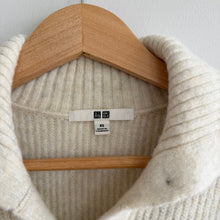 Load image into Gallery viewer, Uniqlo Souffle Yarn Ribbed Knit Button Front Cardigan Cream XS
