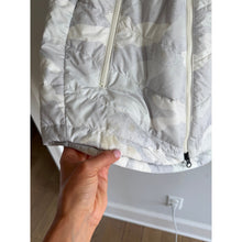 Load image into Gallery viewer, The North Face Camouflage Pattern Zip Up Outdoor Puffer Jacket Gray White M
