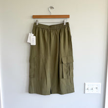 Load image into Gallery viewer, Nordstrom High Rise Cargo Pockets Midi Skirt Green XS NWT
