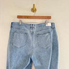 Load image into Gallery viewer, PAIGE The Anessa High-Rise Crop Wide Leg Jeans in Shooting Star 33
