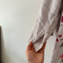 Load image into Gallery viewer, Johnny Was Vienna Linen Embroidered Floral 3/4 Sleeve Kimono Gray M
