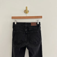 Load image into Gallery viewer, Madewell 9" High-Rise Denim Dark Wash Skinny Jeans in Lunar Wash 25
