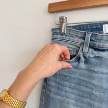 Load image into Gallery viewer, Evereve The Ever Straight High Rise Distressed Denim Cropped Jeans Blue 26
