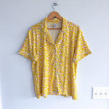 Load image into Gallery viewer, Hanna Andersson Scattered Daisies Print Short Sleeve HannaSoft Top Yellow L
