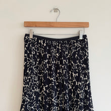 Load image into Gallery viewer, Uniqlo Chiffon Leaf Print Lined High Rise Midi Skirt Navy 2
