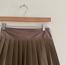 Load image into Gallery viewer, Albion Tie Breaker Pleated Mini Tennis Skirt in Brindle Brown XS
