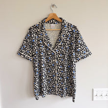 Load image into Gallery viewer, Hanna Andersson Short Sleeve HannaSoft Pajama Top Black Flowers on Ecru L
