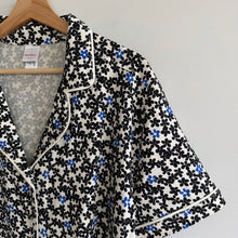 Load image into Gallery viewer, Hanna Andersson Short Sleeve HannaSoft Pajama Top Black Flowers on Ecru L
