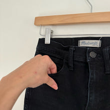 Load image into Gallery viewer, Madewell 10" High-Rise Skinny Jeans in Black Sea 25
