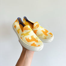 Load image into Gallery viewer, Rothy&#39;s The Kid Sneaker Yellow Puppy Camo Recycled Textile Slip On 13
