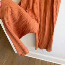 Load image into Gallery viewer, Madewell Lightspun Lucie Flutter Sleeve Smocked Jumpsuit mulled cider 4
