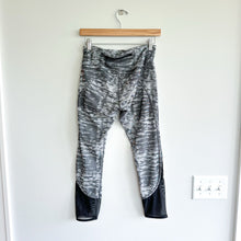 Load image into Gallery viewer, Lululemon Beat The Heat Tight Mesh Leggings Gray Jacquard 8
