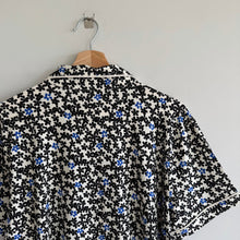 Load image into Gallery viewer, Hanna Andersson Short Sleeve HannaSoft Pajama Top Black Flowers on Ecru L
