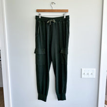 Load image into Gallery viewer, Sundry x Evereve Everyday High Rise Cargo Sweatpants Green L
