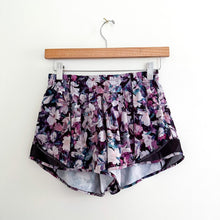 Load image into Gallery viewer, Lululemon Hotty Hot Low Rise Shorts Utopia Multi / Deep Phantom
