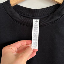 Load image into Gallery viewer, Alo Yoga Cropped Accolade Crewneck Long Sleeve Sweatshirt Black M NWT
