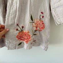 Load image into Gallery viewer, Johnny Was Vienna Linen Embroidered Floral 3/4 Sleeve Kimono Gray M
