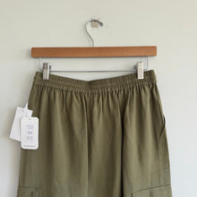 Load image into Gallery viewer, Nordstrom High Rise Cargo Pockets Midi Skirt Green XS NWT
