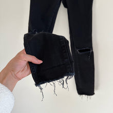 Load image into Gallery viewer, Madewell 10" High-Rise Skinny Jeans in Black Sea 25
