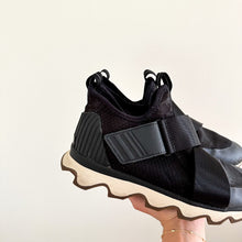 Load image into Gallery viewer, Sorel Kinetic Low Top Sneakers Black 7.5
