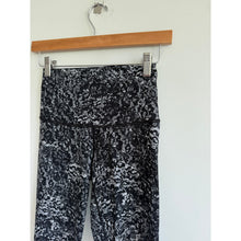 Load image into Gallery viewer, Lululemon Wunder Under Crop II Scallop 24" Yoga Leggings Achromatize Grey Black

