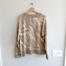 Load image into Gallery viewer, Athleta Jacquard Textured Crew Neckline Pull Over Sweater Cream XL
