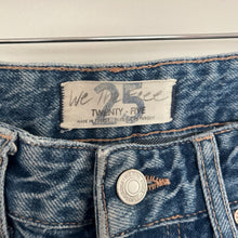 Load image into Gallery viewer, We The Free Good Times Relaxed Distressed Cropped Jeans Blue 25
