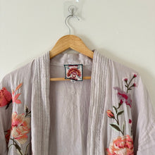 Load image into Gallery viewer, Johnny Was Vienna Linen Embroidered Floral 3/4 Sleeve Kimono Gray M
