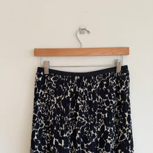 Load image into Gallery viewer, Uniqlo Chiffon Leaf Print Lined High Rise Midi Skirt Navy 2
