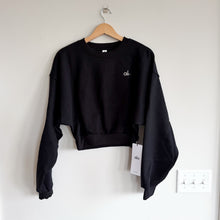 Load image into Gallery viewer, Alo Yoga Cropped Accolade Crewneck Long Sleeve Sweatshirt Black M NWT
