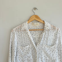 Load image into Gallery viewer, Cloth &amp; Stone Dotscape V-Neck Button Up Blouse White Black XS
