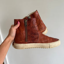 Load image into Gallery viewer, Frye Gia Zip Up Sherpa Lined Round Toe Bootie Cognac Brown 10
