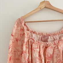 Load image into Gallery viewer, Show Me Your Mumu Claudia Crop Top in Pink Majestic Palm L
