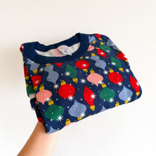 Load image into Gallery viewer, Hanna Andersson Holiday Long John Pajama Set Shiny Bright Ornaments L
