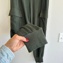 Load image into Gallery viewer, Sundry x Evereve Everyday High Rise Cargo Sweatpants Green L
