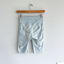 Load image into Gallery viewer, Lululemon Fast and Free Short 10" City Grit White Blue Fog 4
