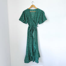 Load image into Gallery viewer, Daisy Print Short Sleeve Wrap Dress Green S
