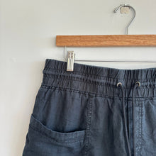 Load image into Gallery viewer, Athleta Cabo Linen 4" Drawcord Waist Pockets Shorts Black 12
