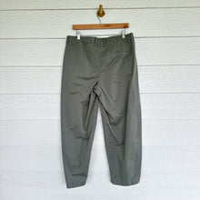 Load image into Gallery viewer, Abercrombie &amp; Fitch Barrel Leg Chino Pants Olive Green 30 NWT
