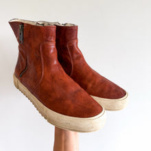 Load image into Gallery viewer, Frye Gia Zip Up Sherpa Lined Round Toe Bootie Cognac Brown 10
