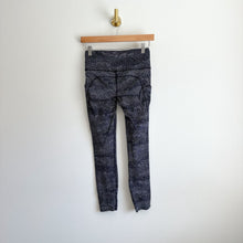 Load image into Gallery viewer, Lululemon Fast &amp; Free 7/8 Tight II *Nulux 25" Meisai White Black 4

