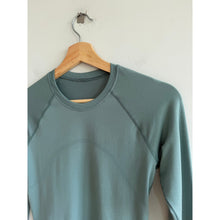 Load image into Gallery viewer, Lululemon Swiftly Tech Cropped Long-Sleeve 2.0 Activewear Top Green 6
