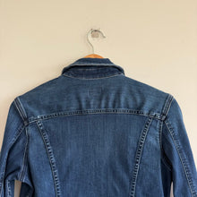 Load image into Gallery viewer, AG Adriano Goldschmied Robyn Slim Trucker Denim Jacket Dark Wash Blue M BW20567
