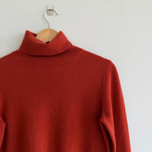 Load image into Gallery viewer, Neiman Marcus Cashmere Turtleneck Knit Pullover Sweater Rust Orange S
