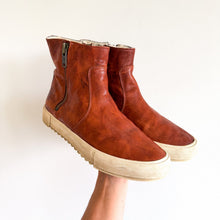 Load image into Gallery viewer, Frye Gia Zip Up Sherpa Lined Round Toe Bootie Cognac Brown 10
