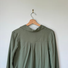 Load image into Gallery viewer, Wilfred Tulum Long Sleeve Collared Button Up Shirt Green XS
